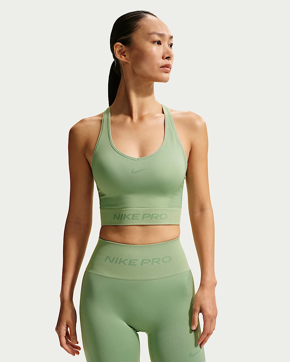 Nike Pro Dri-FIT 女子平整缝线速干紧身塑形训练短款背心 - 温和灰绿