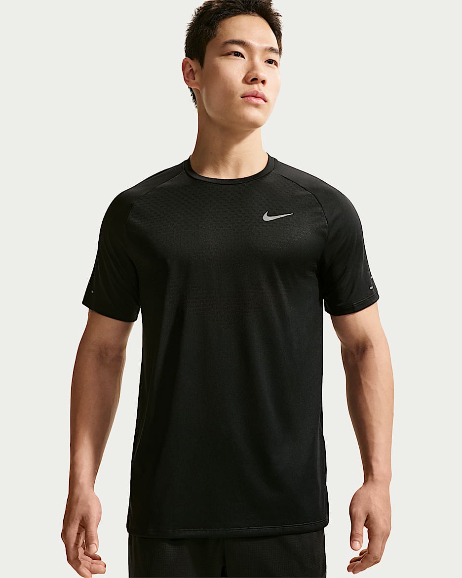 Nike Stride Dri-FIT ADV 男子速干短袖跑步上衣 - 黑
