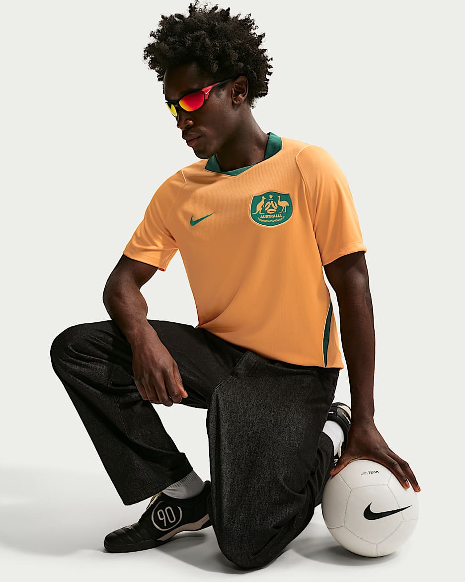 2026 赛季澳大利亚队主场球迷版 Nike Dri-FIT 男子速干足球短袖球衣 - 运动金/神秘绿/帆白/神秘绿