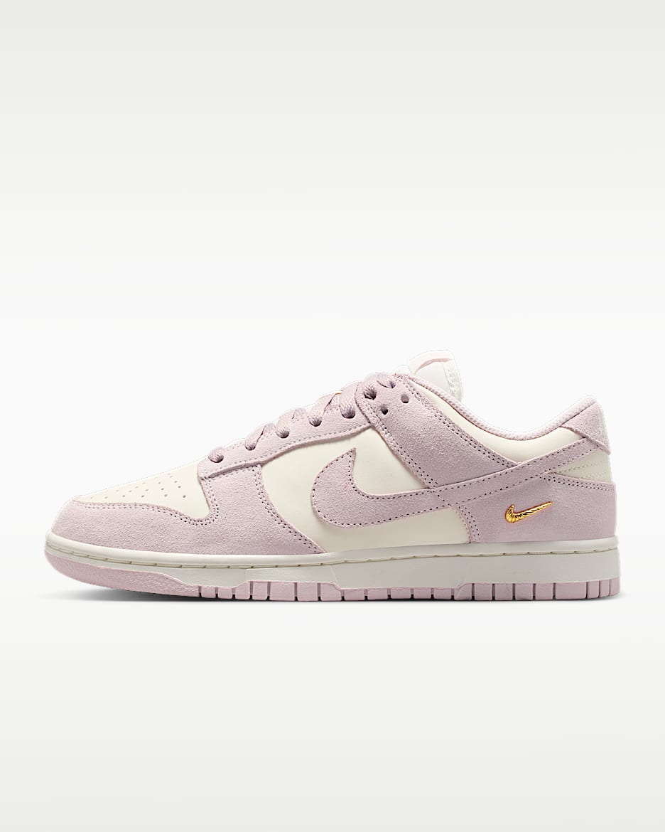 Nike Dunk Low Suede 女子运动鞋 - 帆白/白色/金属色/珍珠粉