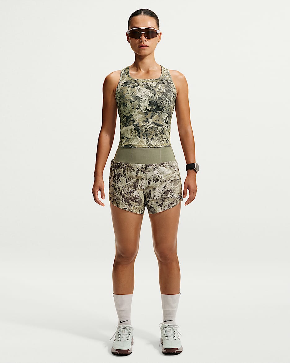 ACG "Chamo Camo" Dri-FIT 女子速干越野跑步短裤(含衬裤) - 红杉绿/山峰白