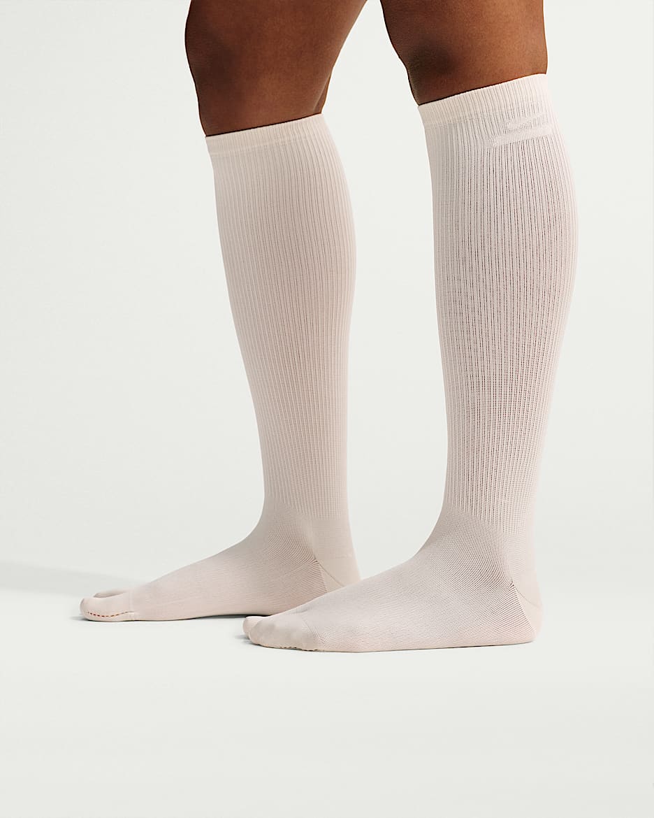 NikeSKIMS Rift 女子分趾式高筒运动袜(1 双) - 浅土褐/幻影灰白