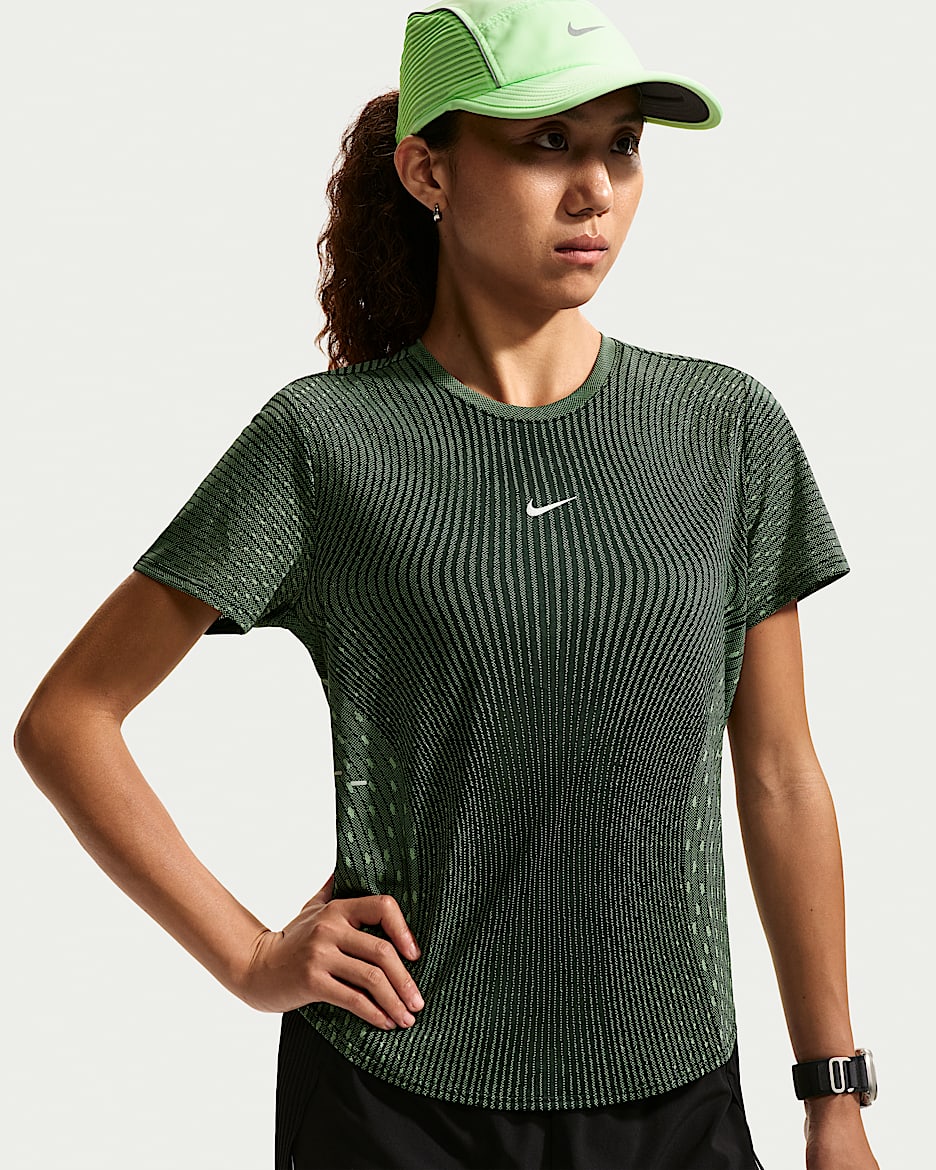 Nike Swift Aero-FIT 女子短袖跑步上衣 - 黑/浅绿