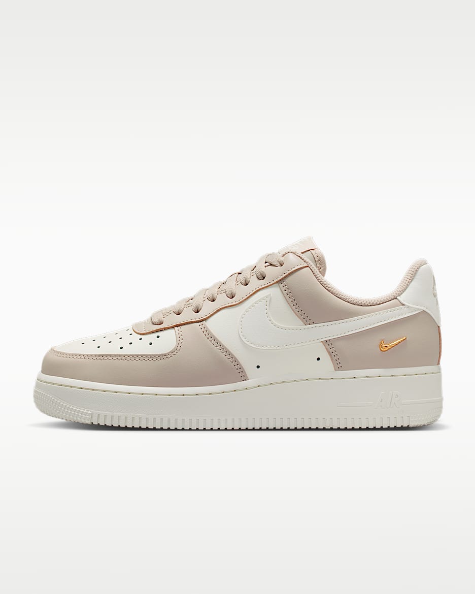 Nike Air Force 1 '07 女子空军一号运动鞋 - 奶白 II/金属色/帆白