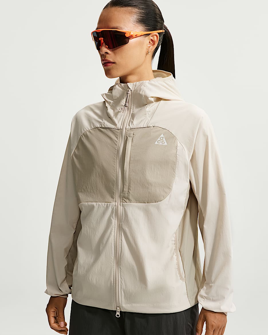 Nike ACG "Five Towers" 女子速干夹克防晒衣 - 浅土褐/奶白 II/山峰白