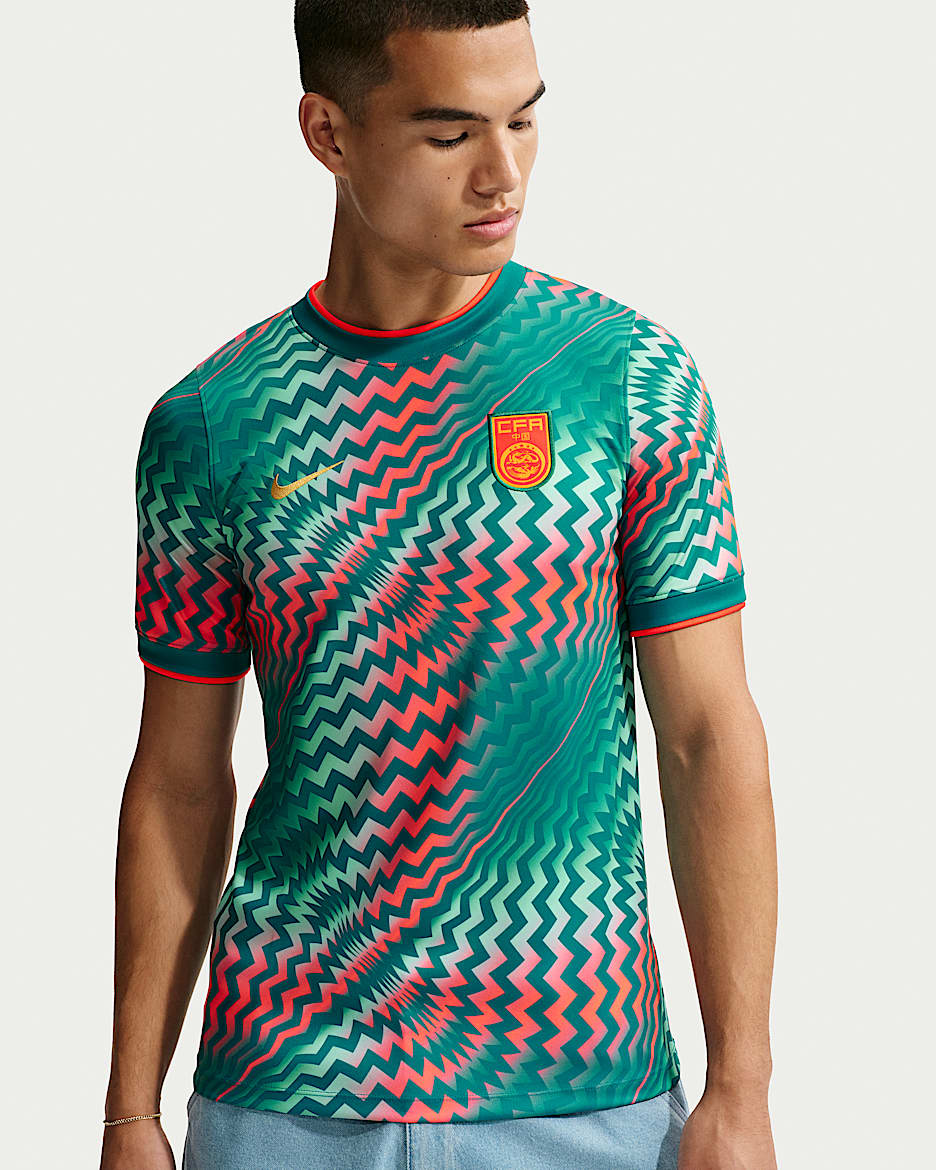 中国队 Academy Pro Nike Dri-FIT 男子速干赛前足球短袖上衣 - 狂欢节配色/上升翠绿/亮深红/赭黄