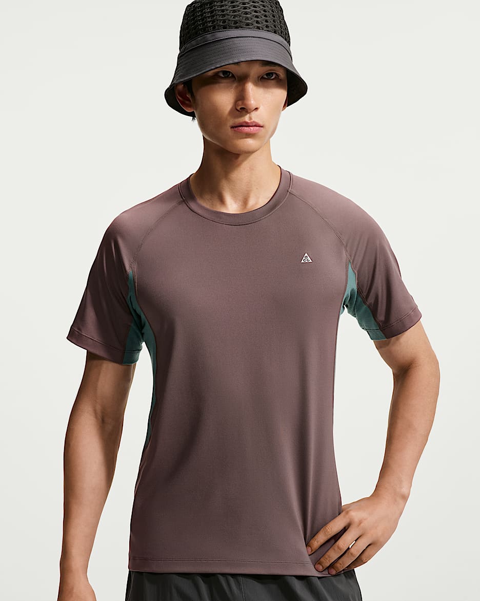 Nike ACG "Wildsee" Dri-FIT 男子速干修身短袖运动上衣 - 图腾黑紫/矿物岩板蓝/山峰白