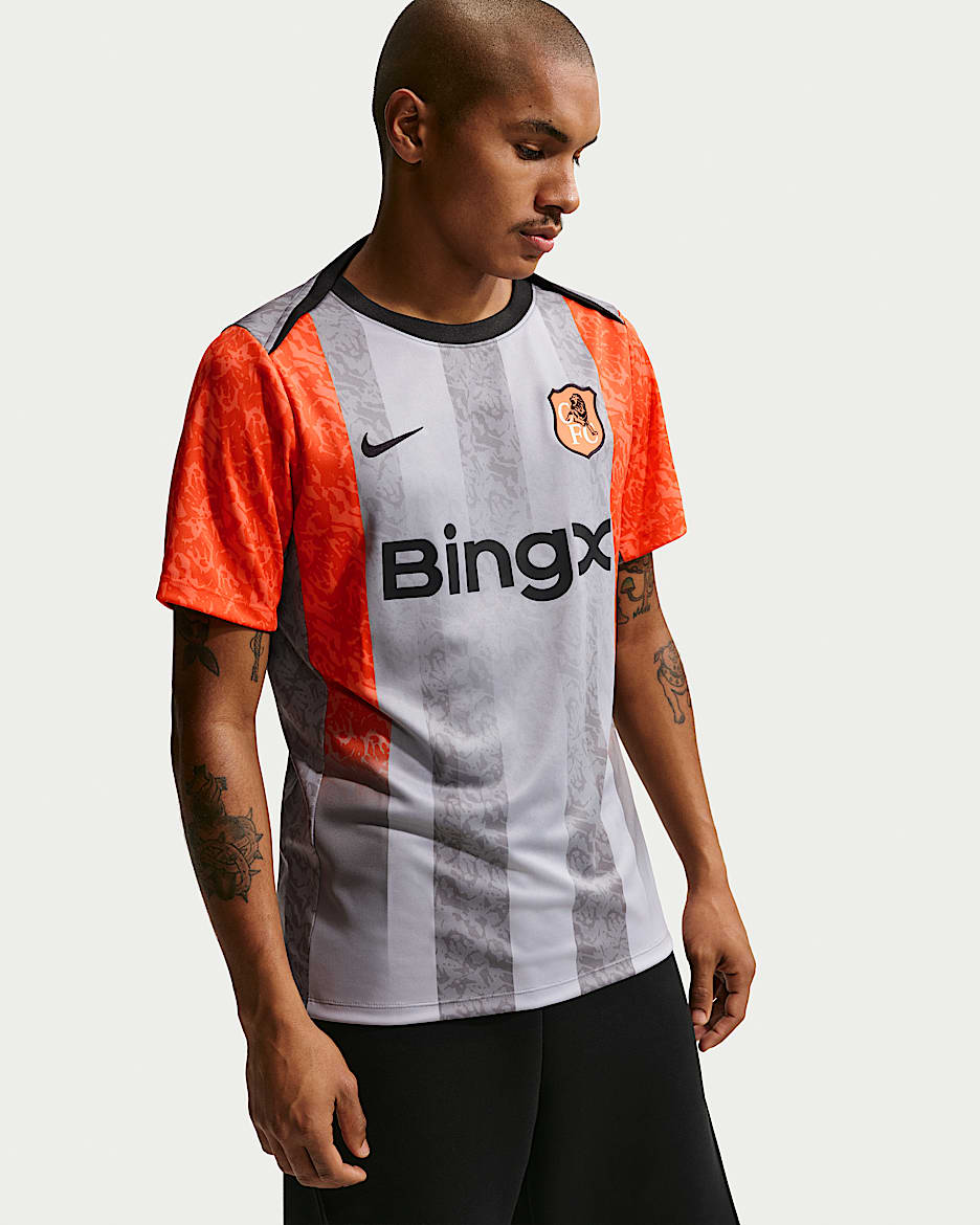 切尔西足球俱乐部 Academy Pro SE Nike Dri-FIT 男子速干赛前短袖足球上衣 - 狼灰/草皮橙/沥青蓝