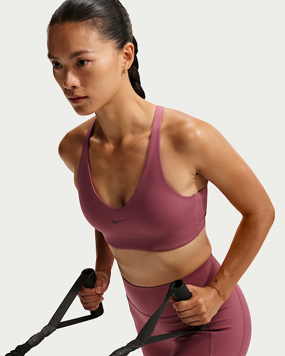 Nike Universa 女子汗渍隐匿中强度支撑速干衬垫运动内衣 - 烟灰粉/烟灰粉/神秘枣红