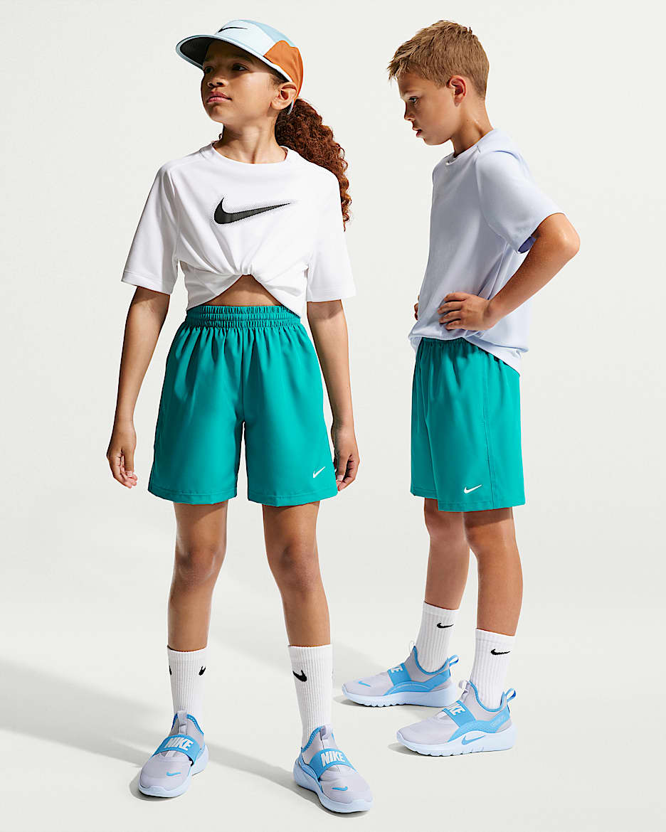 Nike Multi Dri-FIT 大童(男孩)速干训练短裤 - 能量绿/白色