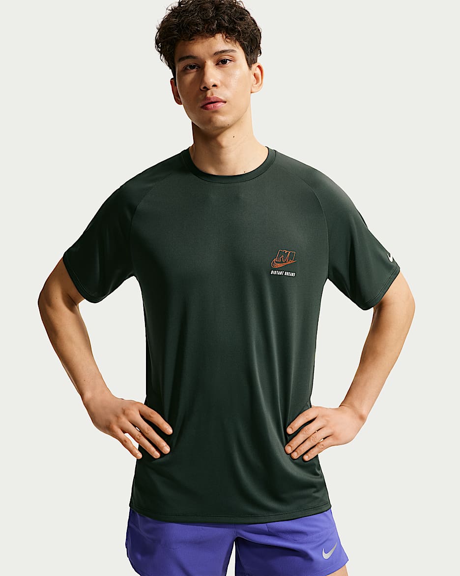 Nike Stride Dri-FIT ADV 男子速干短袖跑步上衣 - 黑云衫绿