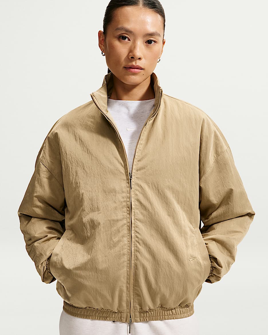 Caitlin Standard Issue Dri-FIT 耐克篮球小标系列凯特琳·克拉克女子速干梭织保暖篮球夹克 - 杏茶色/杏茶色