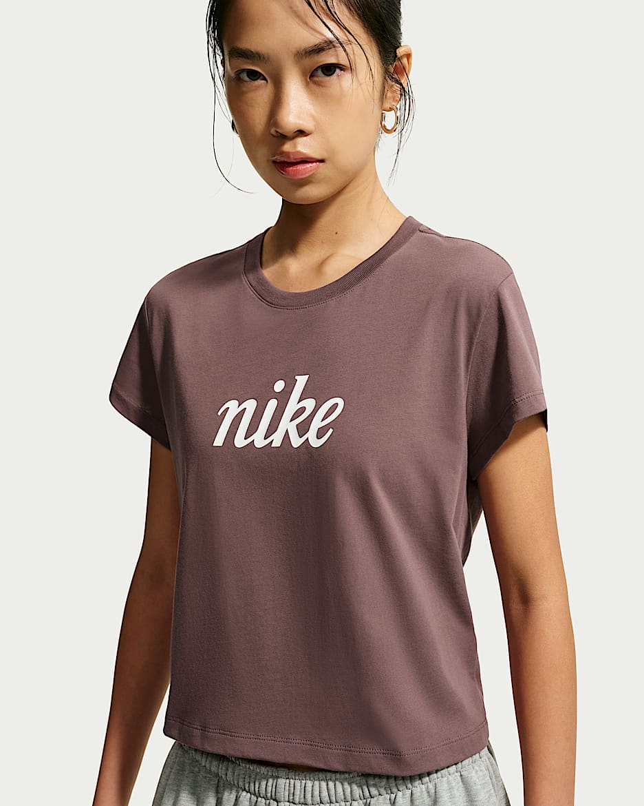Nike Sportswear Club 女子短袖T恤 - 图腾黑紫
