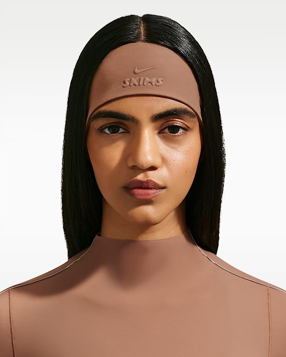 NikeSKIMS Dri-FIT 女子速干头带（1 条） - NSKM Carob Brown/NSKM Carob Brown