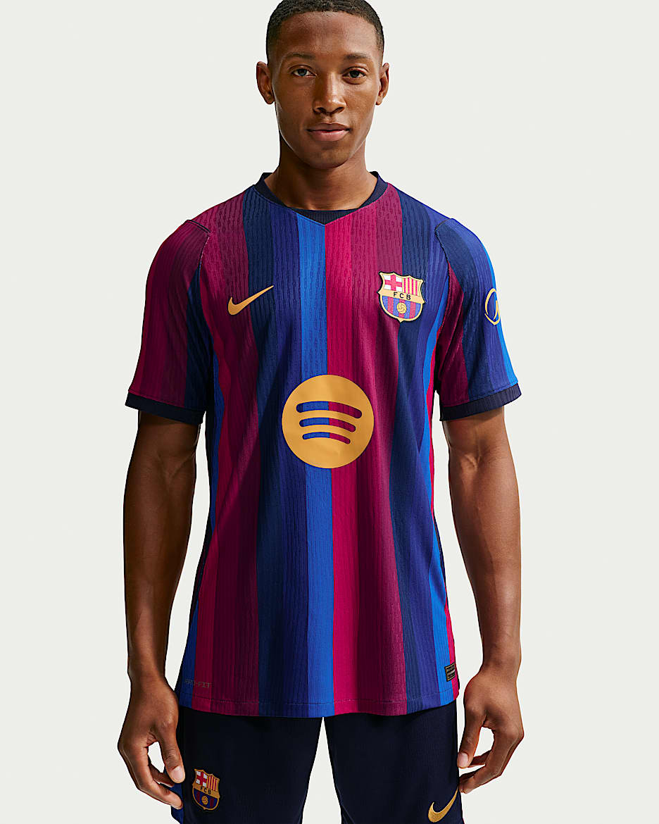 2026/27 赛季巴萨主场球员版 Nike Aero-FIT 男子短袖足球球衣 - 深石榴红/空间蓝/黑蓝/矿物黄