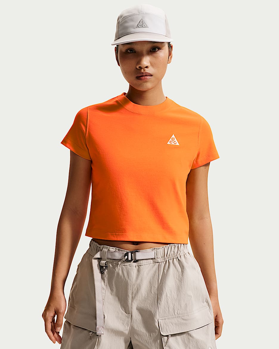 Nike ACG Dri-FIT 女子速干短袖上衣 - 安全橙/山峰白