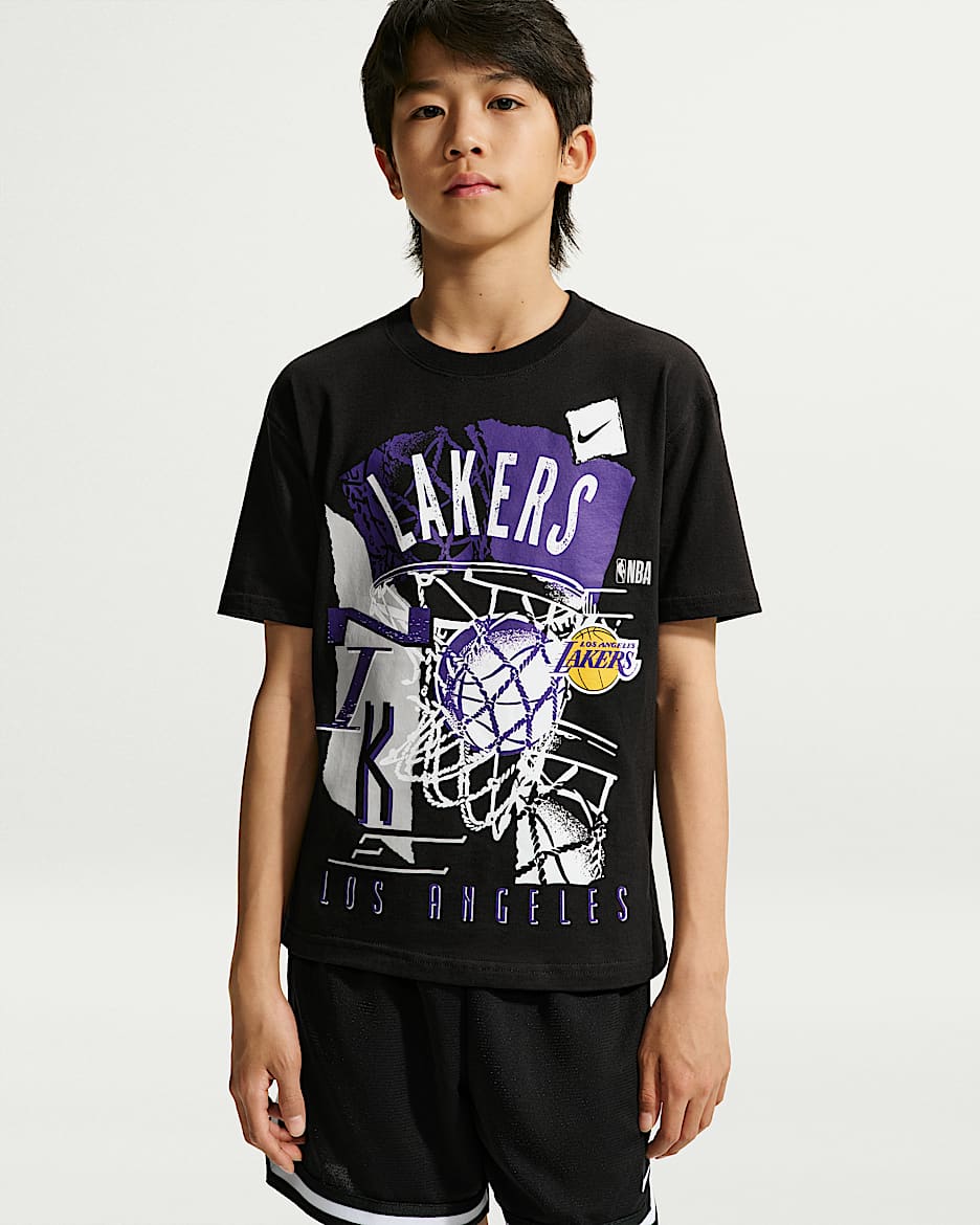 洛杉矶湖人队 Courtside Nike NBA 大童（男孩）复古风T恤 - 黑