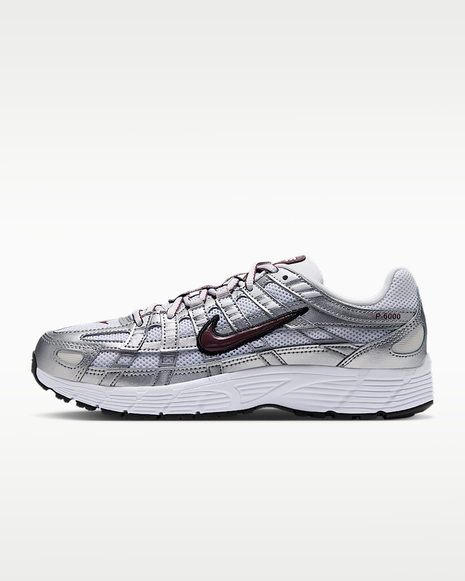 Nike P-6000 女子运动鞋 - 白色/金属银/黑/神秘枣红