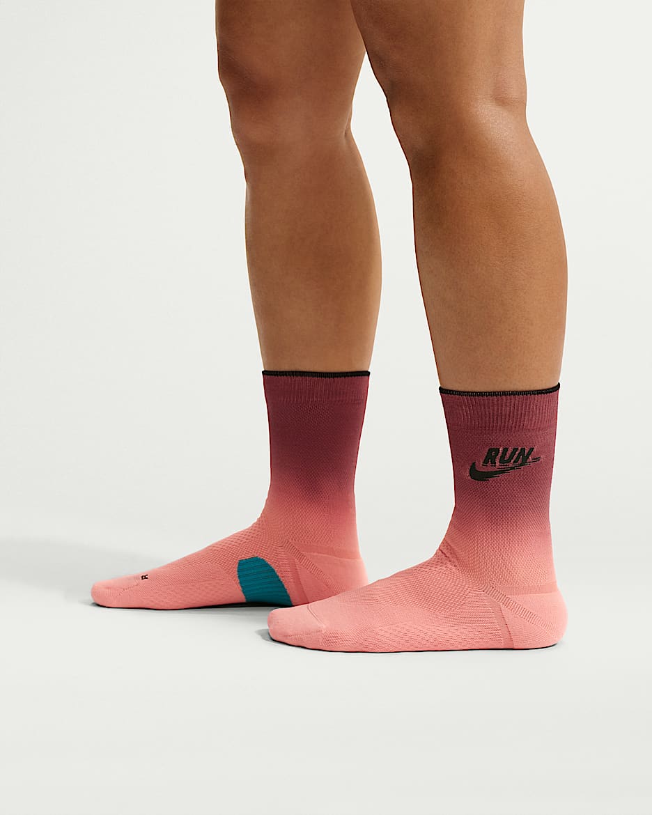 Nike Run Midweight 速干中筒跑步袜(1 双) - 狂喜深红/烟灰粉/能量绿