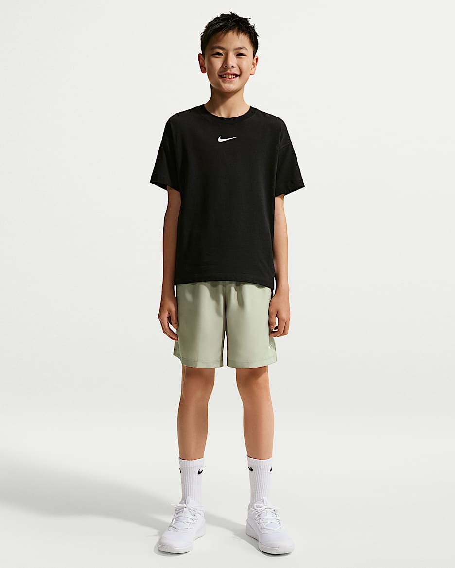 Nike Multi Dri-FIT 大童（男孩）速干训练短裤 - 雾杉木绿/白色