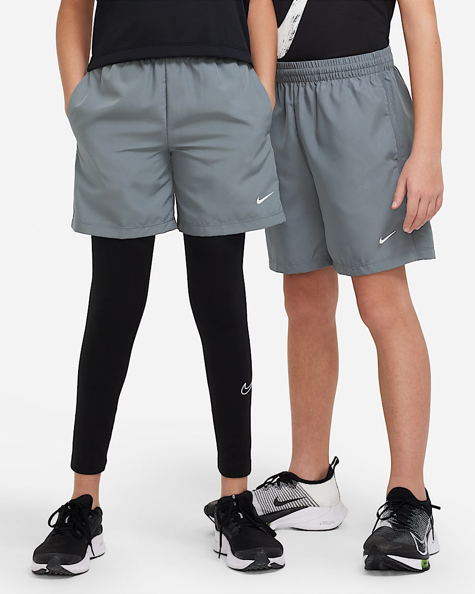 Nike Multi Dri-FIT 大童(男孩)速干训练短裤 - 烟灰/白色