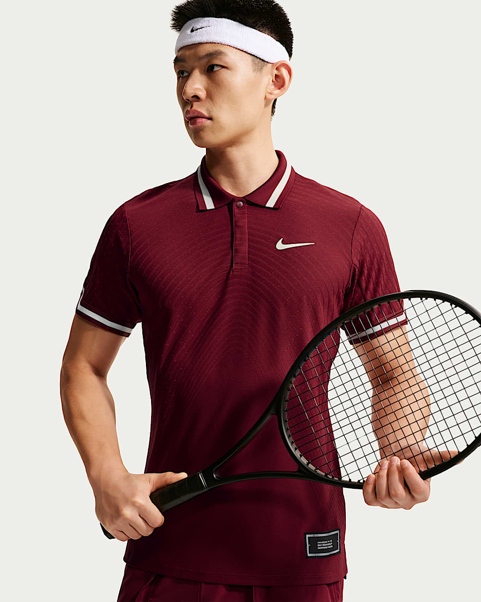 NikeCourt Slam Aero-FIT 扬尼克·辛纳同款男子网球短袖翻领T恤 - 队红/淡象牙白