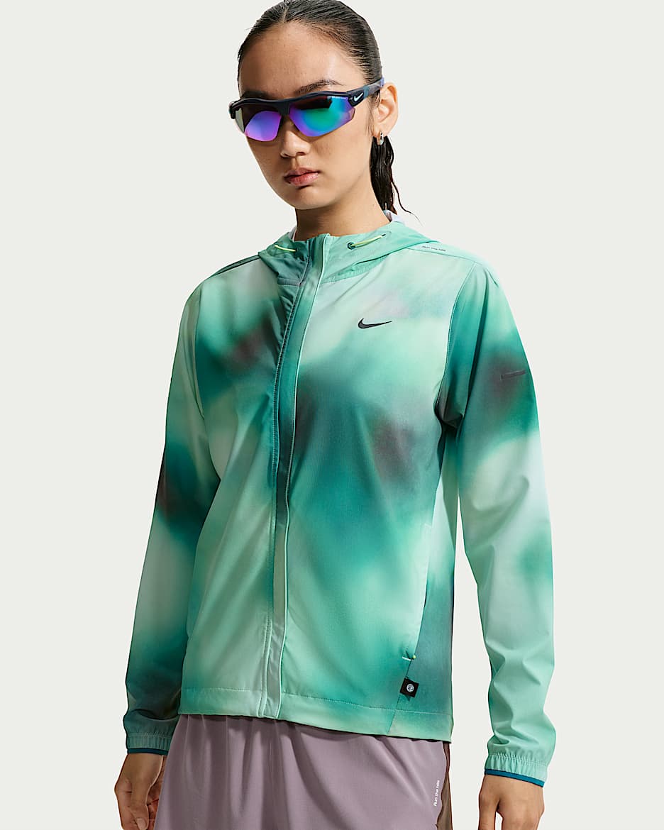 Nike Swift Repel 女子拒水跑步夹克防晒衣 - 亮杉木绿