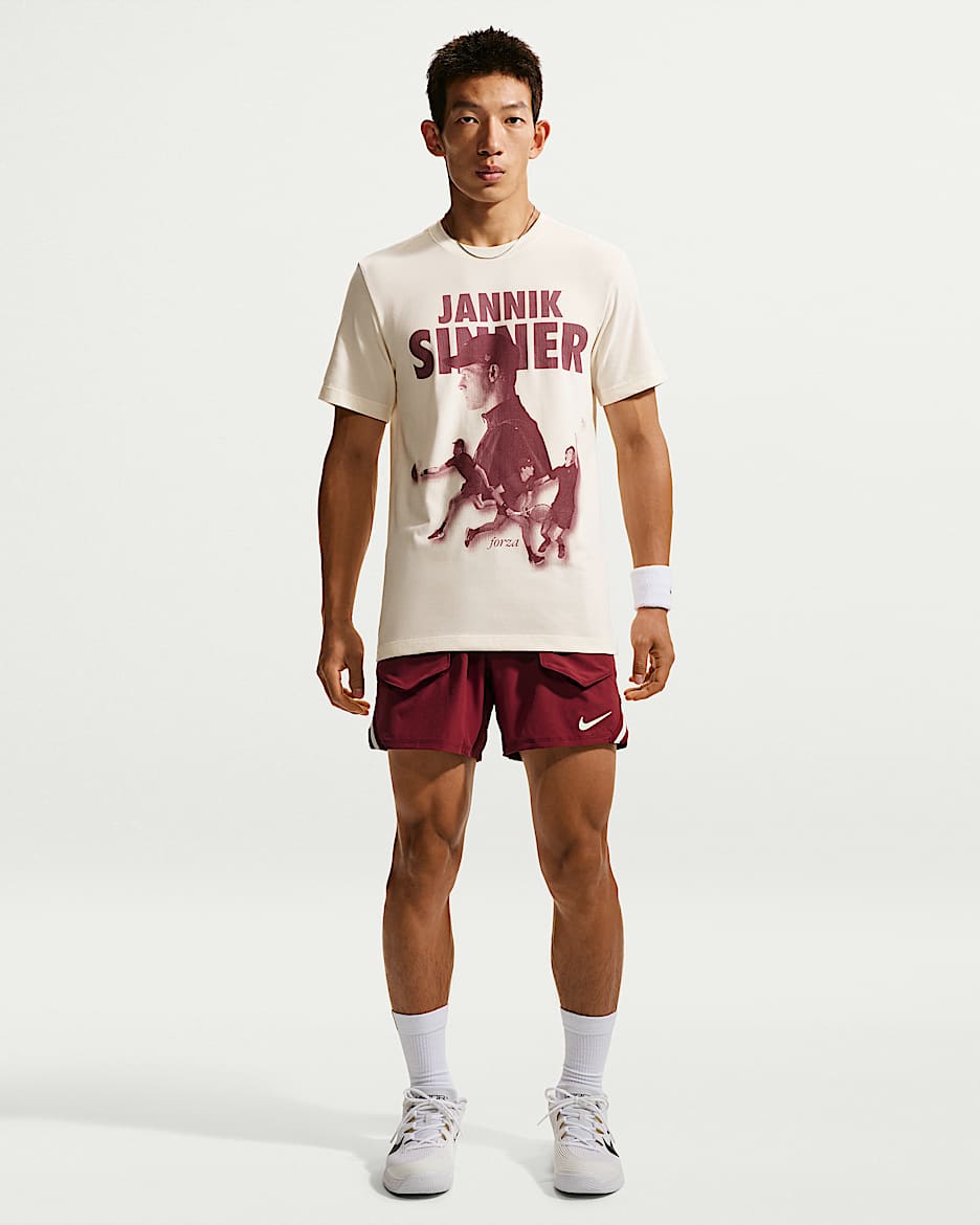 NikeCourt Slam Dri-FIT 扬尼克·辛纳同款男子速干网球短裤 - 队红/淡象牙白