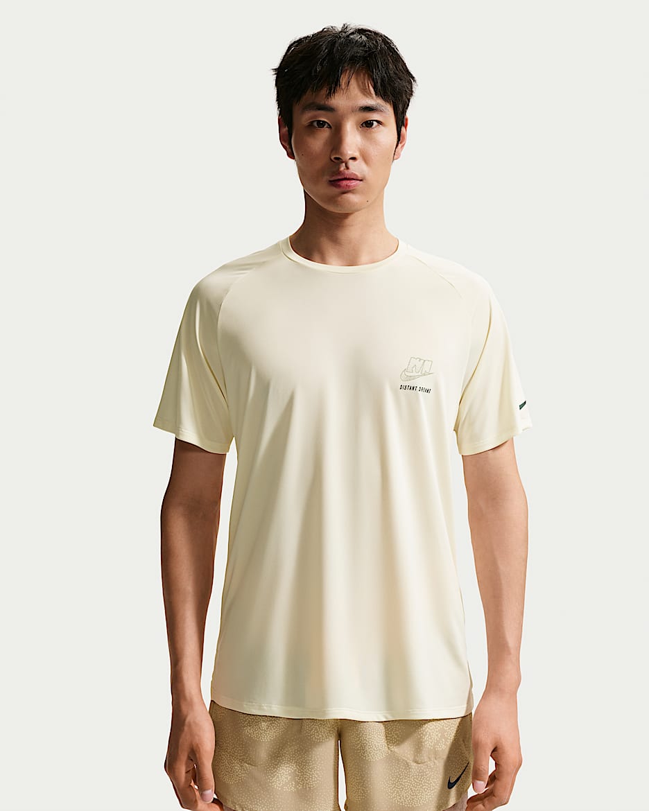 Nike Stride Dri-FIT ADV 男子速干短袖跑步上衣 - 椰奶色