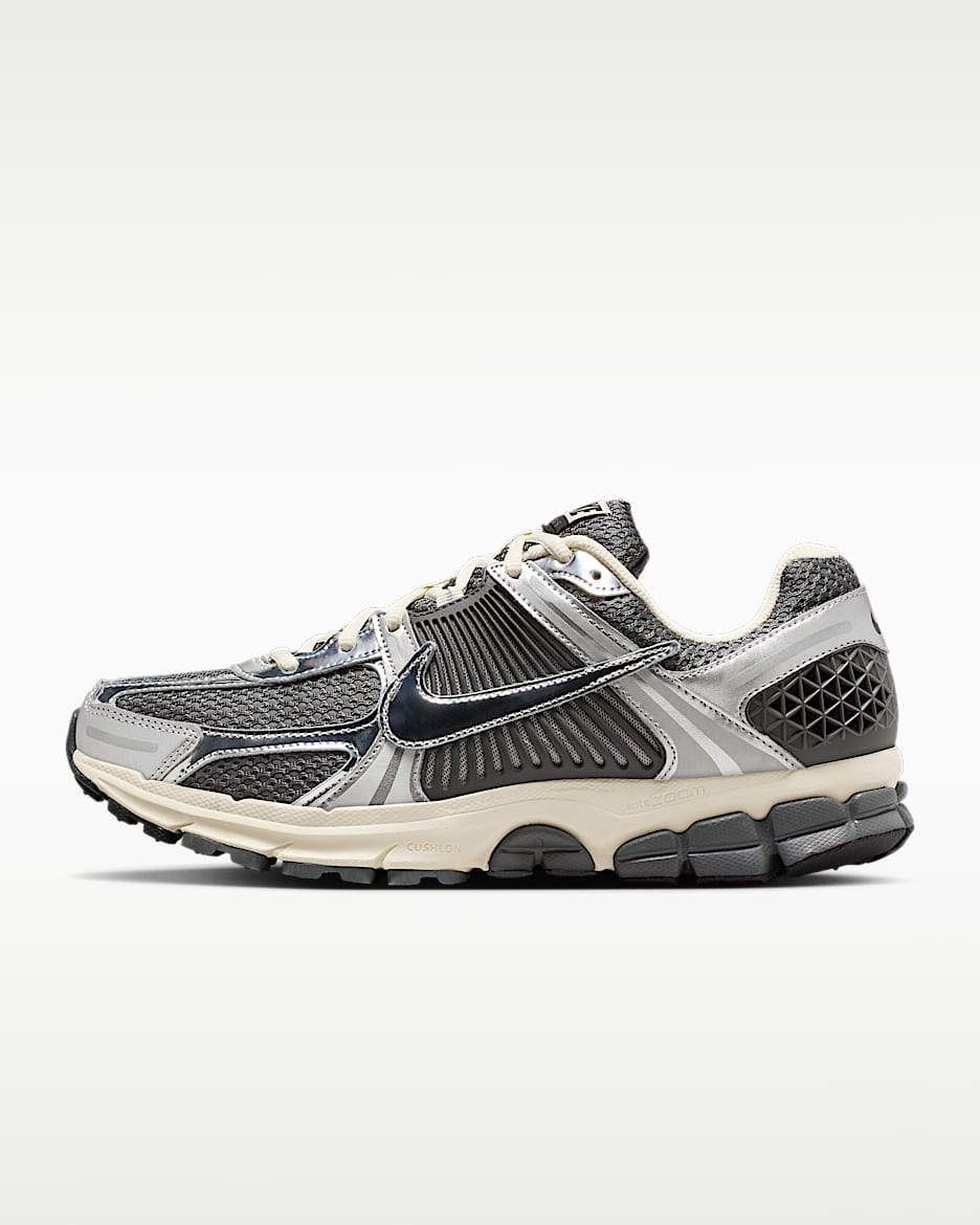 Nike Zoom Vomero 5 耐克迈柔男子运动鞋 - 铁灰/金属银/椰奶色/金属铬色