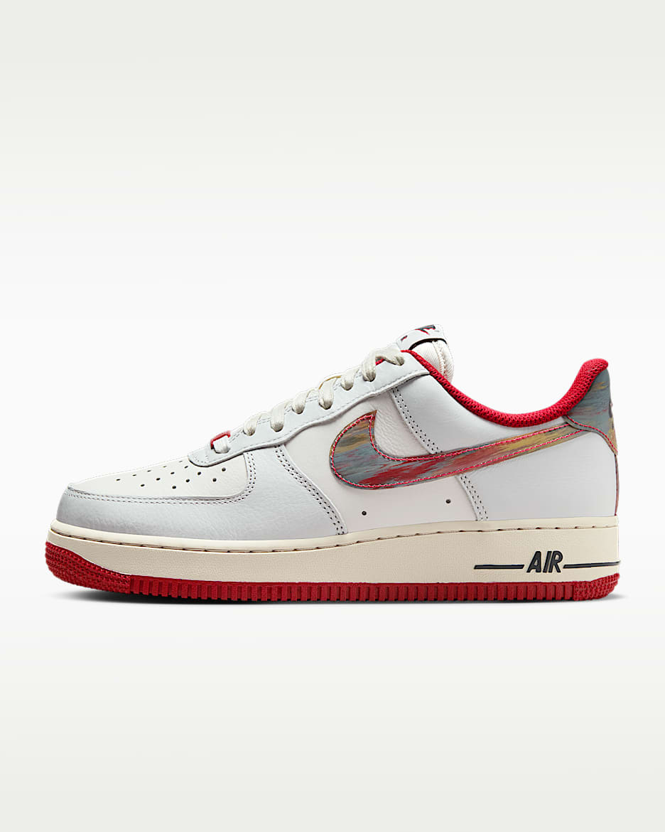 Nike Air Force 1 '07 女子空军一号运动鞋 - 幻影灰白/健身红/团队金/尘光子色