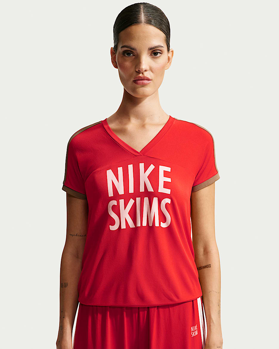 NikeSKIMS Stretch Knit 2.0 女子速干 V 领短袖上衣 - 运动红/NSKM Carob Brown