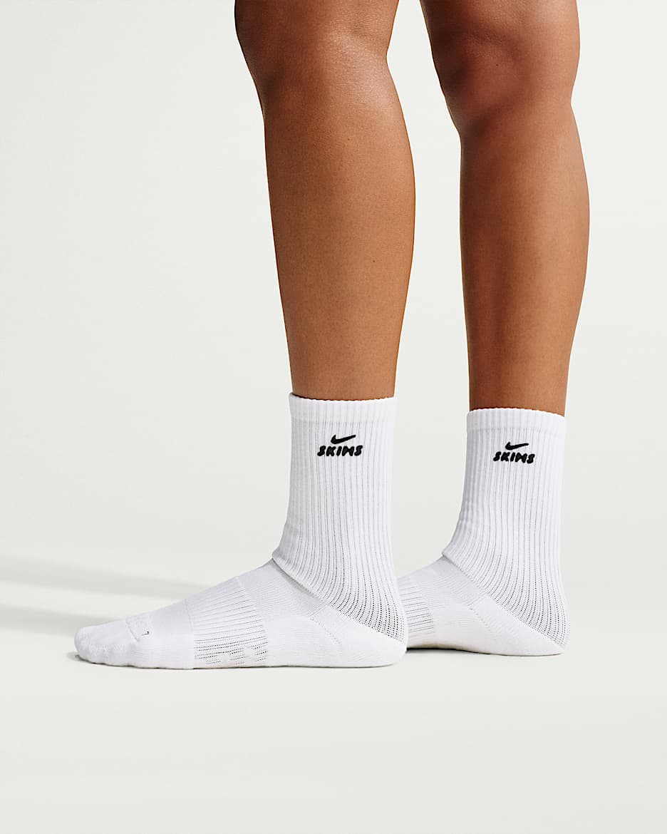 NikeSKIMS 2.0 Dri-FIT 女子普拉提速干中筒运动袜(1 双) - NSKM Snow/NSKM Obsidian