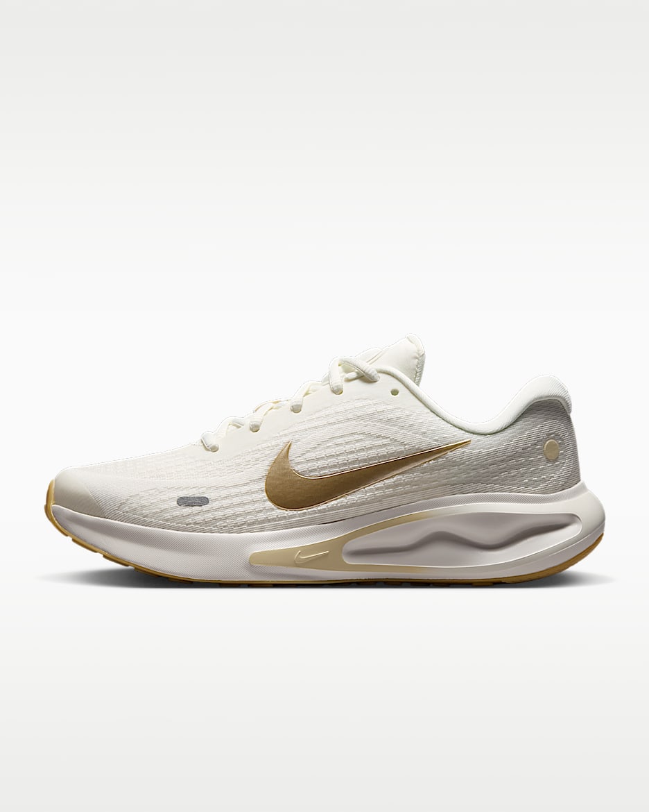 Nike Journey Run 女子公路跑步鞋 - 帆白/幻影灰白/浅卡其/金属黄谷