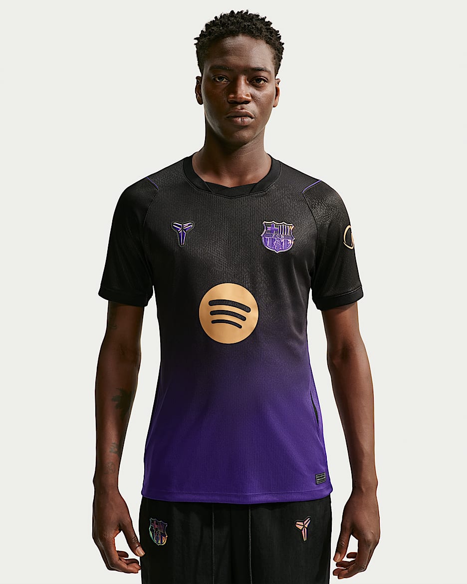 2026/27 赛季巴萨客场球迷版 Kobe Dri-FIT 科比男子速干短袖足球球衣 - 全域紫/全域紫/黑/金属色