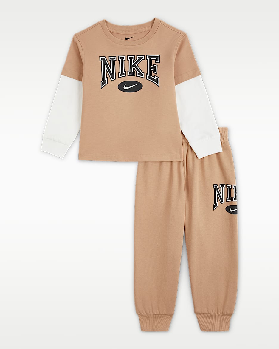 Nike Essentials 婴童长袖T恤和长裤套装 - 麻黄