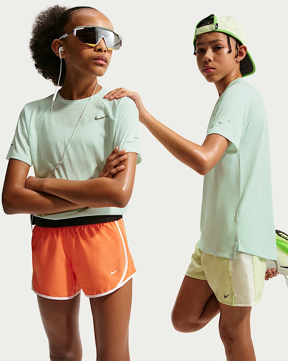 Nike Stride Dri-FIT 大童速干短袖上衣 - 微绿
