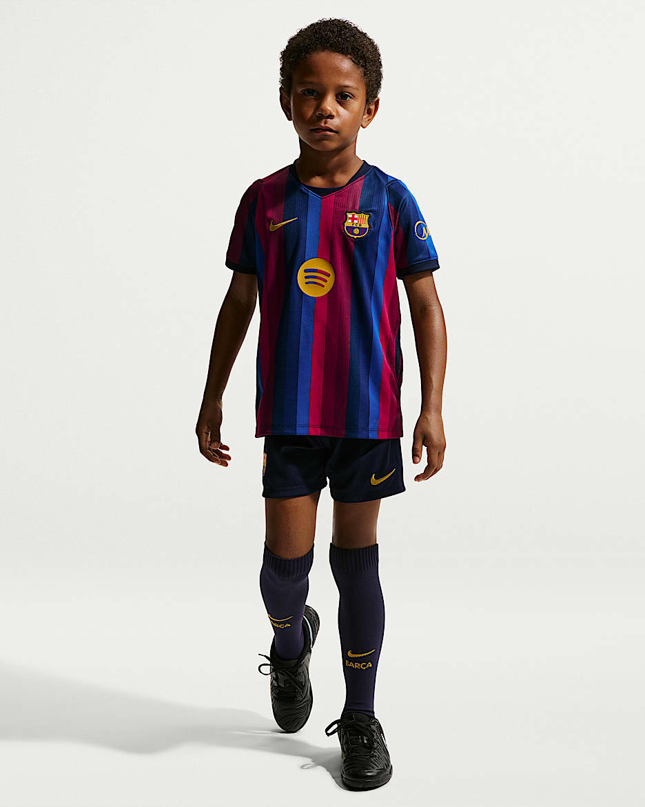 2026 赛季巴萨主场球迷版 Nike 幼童足球短袖T恤、短裤和足球袜套装 - 深石榴红/空间蓝/黑蓝/矿物黄