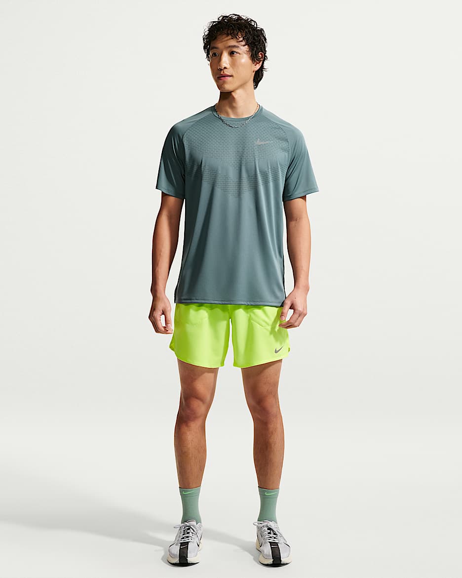 Nike Stride Dri-FIT 男子速干跑步短裤（无衬裤） - 荧光冰黄
