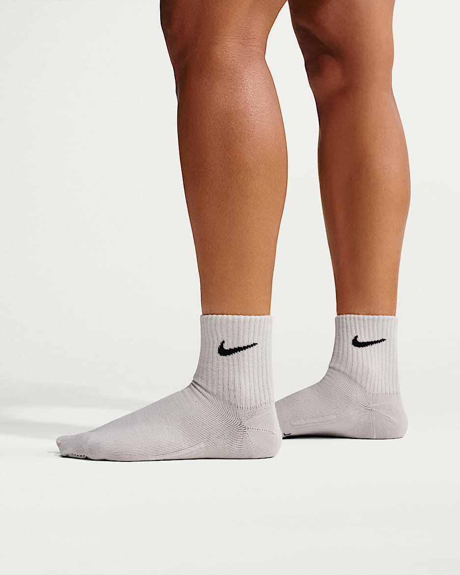 Nike Everyday Plus "Rift" 轻便型速干分趾式运动短袜(1 双) - 浅骨色/黑