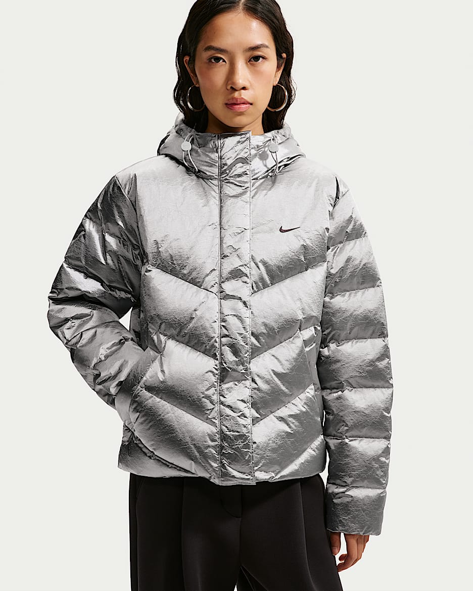 Nike Sportswear Windpuffer Therma-FIT 女子亮面宽松连帽羽绒夹克 - 金属银/浅烟灰/黑