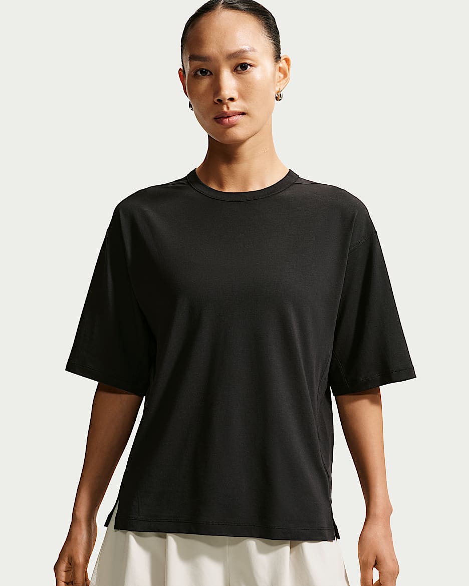 Nike 24.7 ImpossiblySoft Light Dri-FIT 超感柔软女子速干短袖T恤 - 黑/暗烟灰