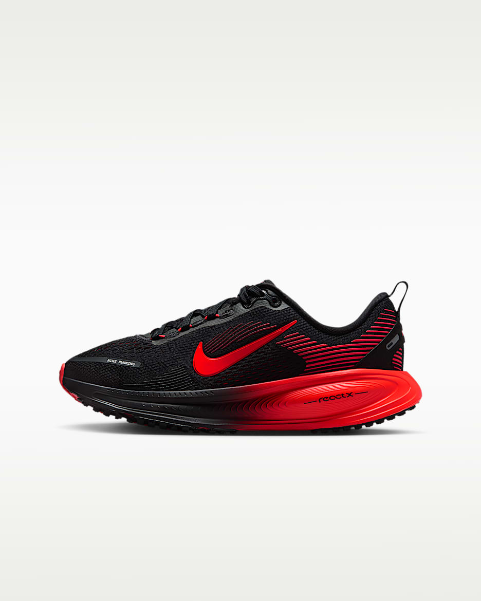Nike Vomero 18 耐克小迈柔大童公路跑步鞋 - 黑/大学红/煤黑/亮深红