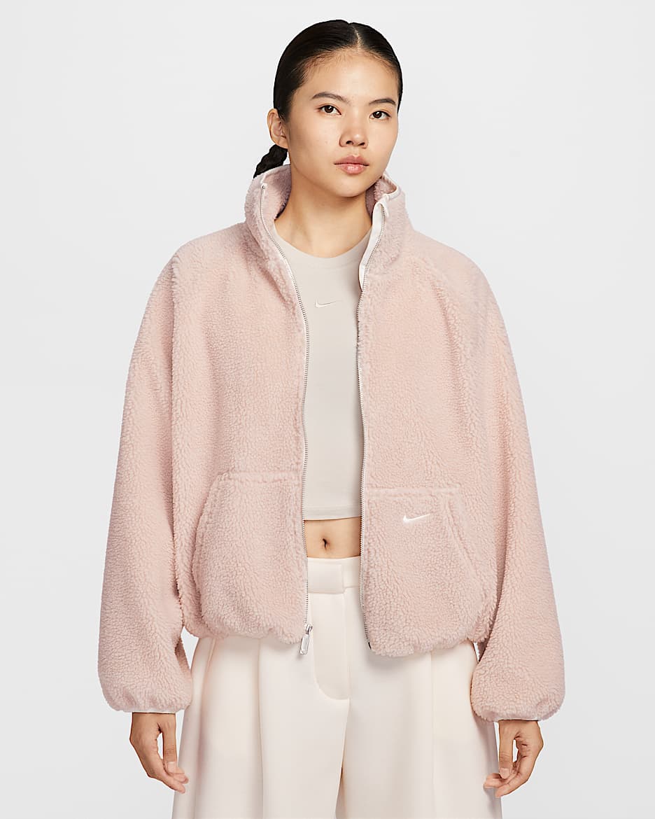 Nike Sportswear 女子仿羊羔绒夹克 - 砂岩灰粉/帆白/帆白
