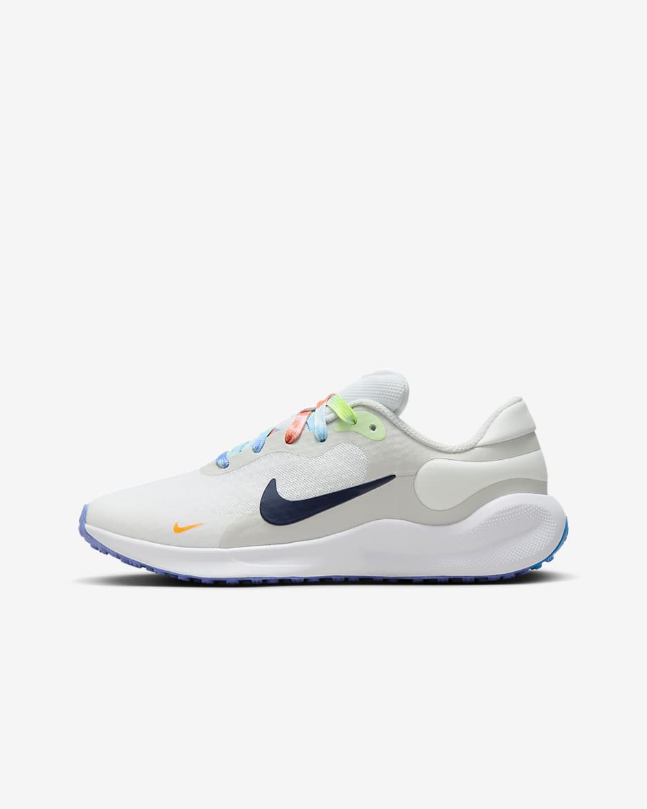 Nike Revolution 7 Next Nature SE 大童公路跑步鞋 - 白色/尘光子色/蒸气绿/深藏青