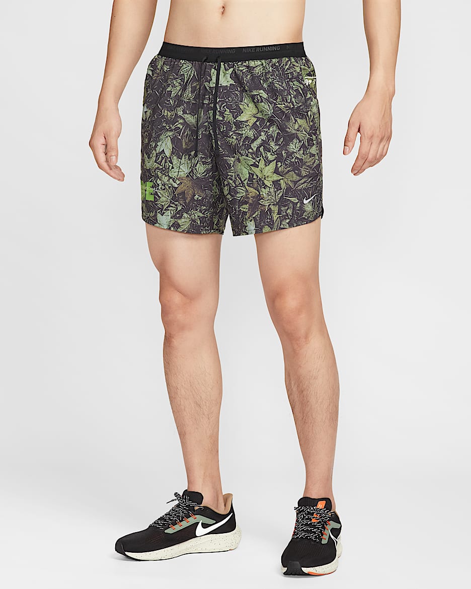 Nike Stride Dri-FIT 男子速干印花跑步短裤（含衬裤） - 黑/白色/森林绿