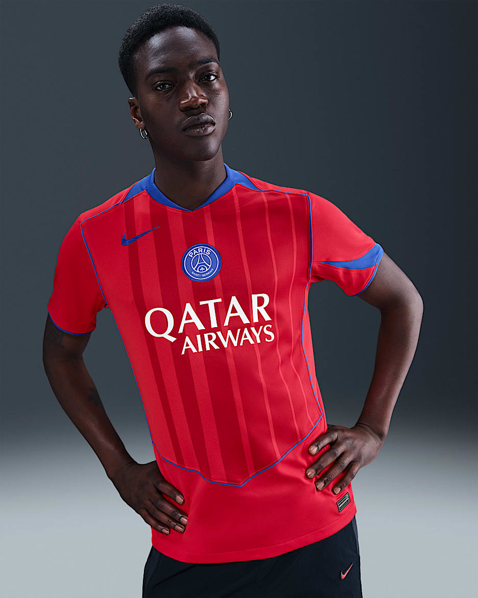 2025/26 赛季巴黎圣日耳曼第三球衣球迷版 Nike Dri-FIT Total 90 男子速干足球球衣 - 全球红/运动红/皇家蓝