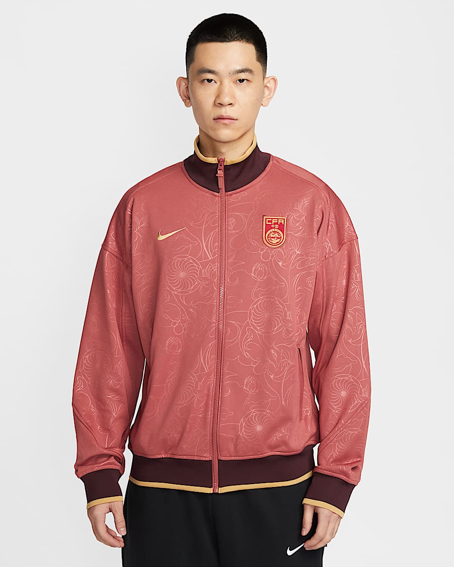 中国队 Academy Pro Nike Dri-FIT Anthem 男子速干薄绒足球夹克 - 峡谷锈橙/鲜亮勃艮第酒红/俱乐部金