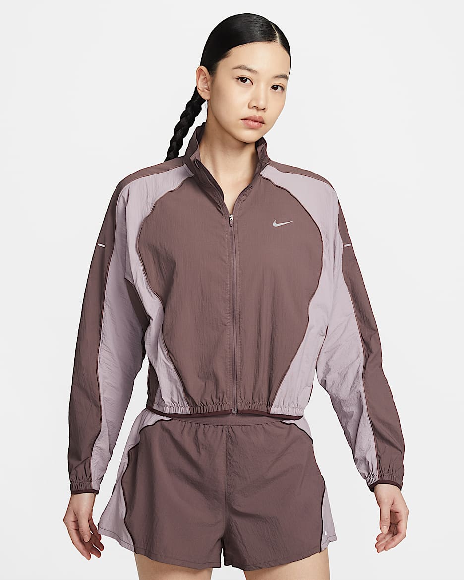Nike Swift 女子拒水防晒跑步夹克 - 图腾黑紫/浅矿石紫/鲜亮勃艮第酒红