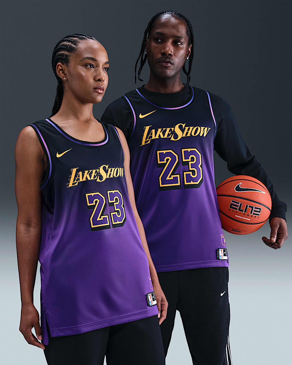 2024/25 赛季洛杉矶湖人队勒布朗·詹姆斯 (LeBron James) City Edition Nike Dri-FIT NBA Swingman Jersey 男子速干球衣 - 全域紫